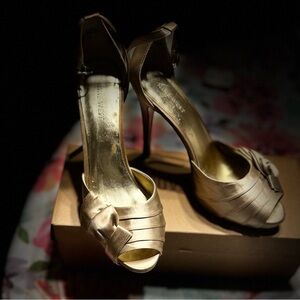 Ladies dress satin shoes. Worn twice for special event. Comfortable!